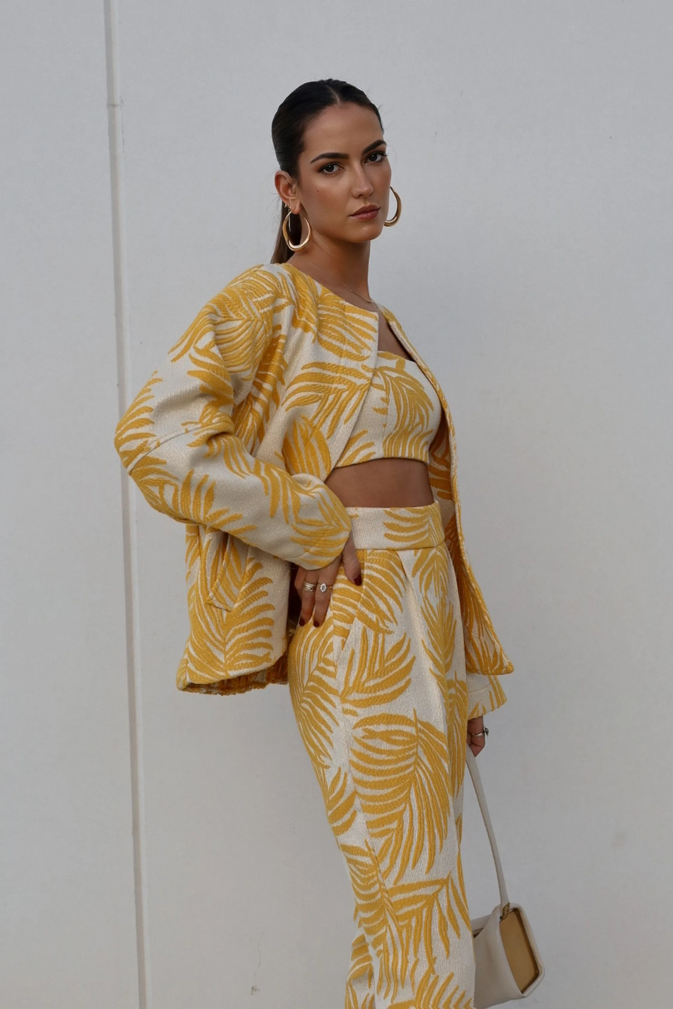 BOMBER BEGE COM JACQUARD FOLHAS AMARELO