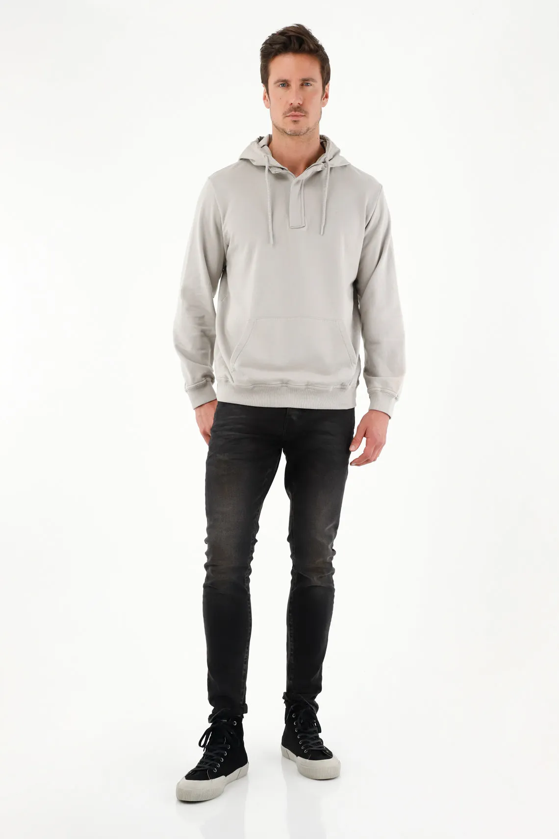 Buzo tipo hoodie con capucha gris para hombre