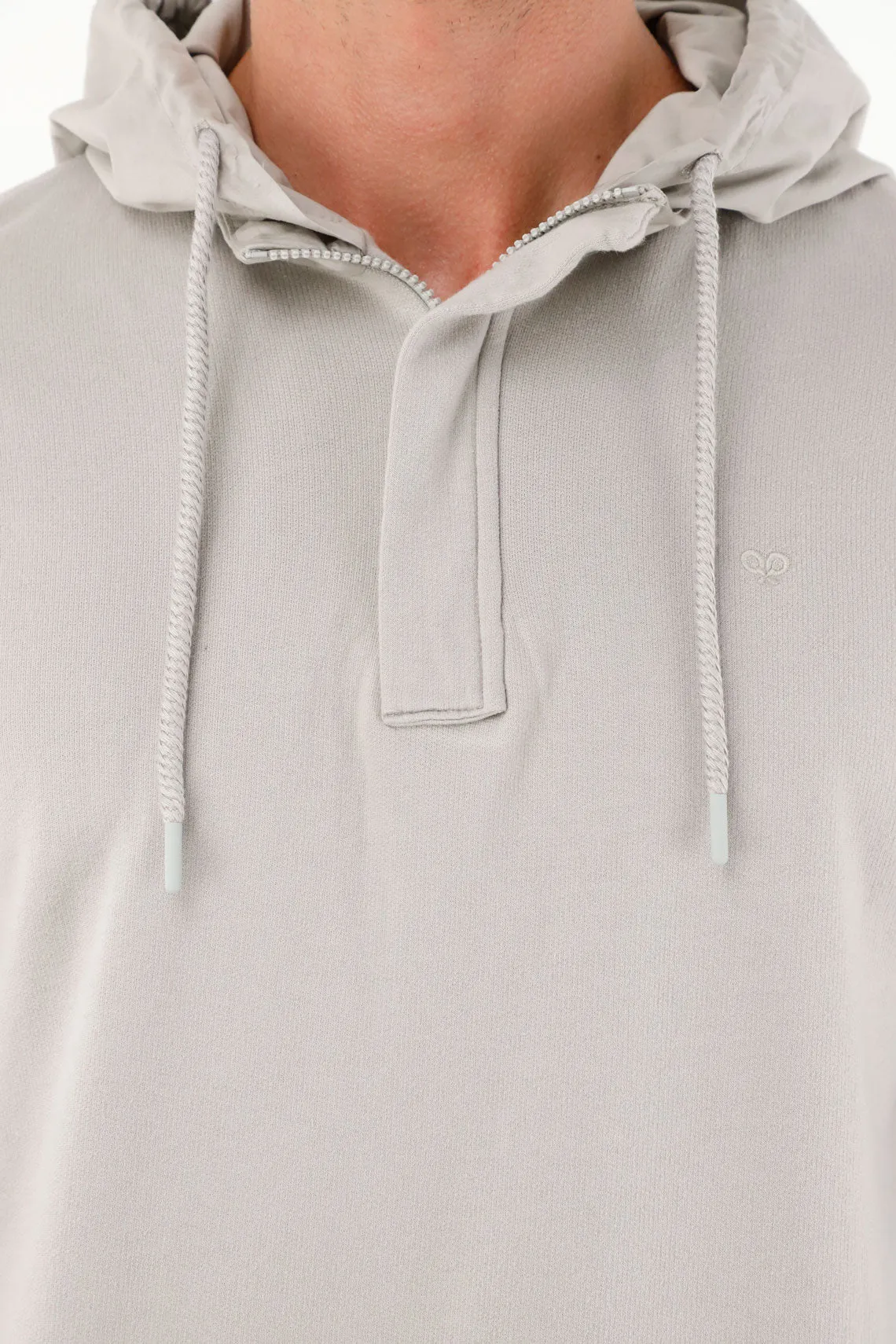 Buzo tipo hoodie con capucha gris para hombre