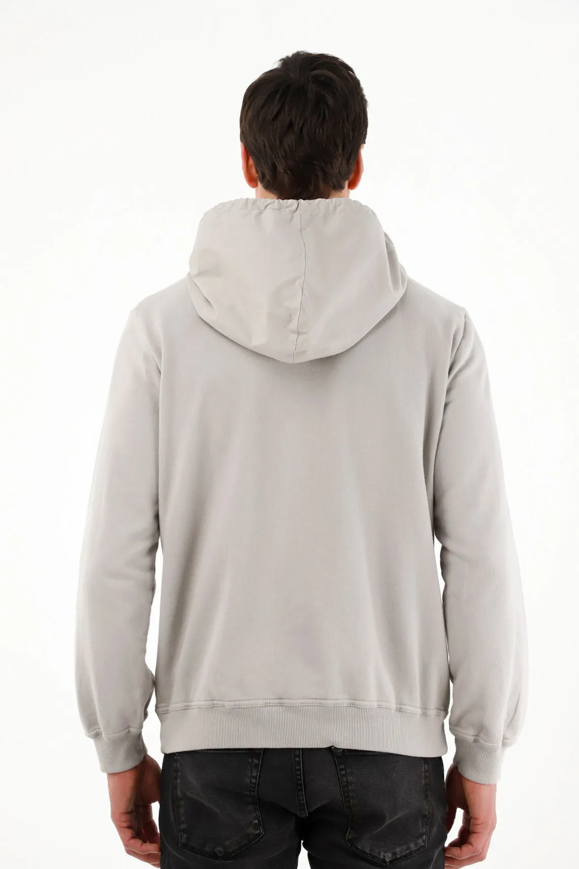 Buzo tipo hoodie con capucha gris para hombre